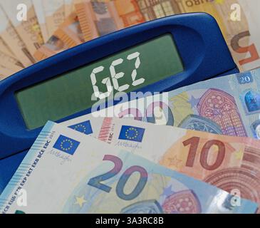 Calculatrice avec le mot “GEZ” sur l’affichage Banque D'Images