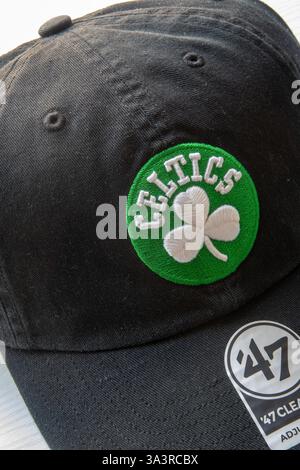 Casquette Boston Celtics logo en vente au grand magasin Macy's, 2025, New York City, États-Unis Banque D'Images