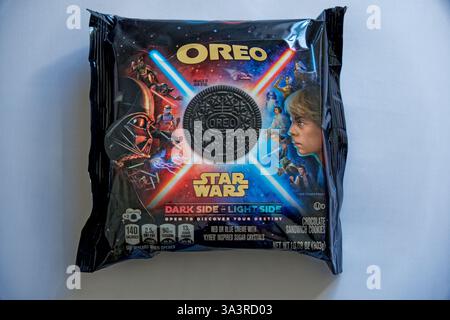 Paquet non ouvert de biscuits Star Wars Oreo en édition limitée dans un paquet plus petit regardant vers le bas sur la vue en gros plan graphique coloré avec un backgr blanc Banque D'Images