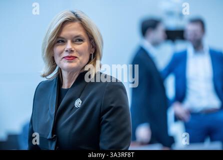 Berlin, Allemagne. 17 mars 2025. Julia Klöckner, vice-présidente de la CDU, arrive au début de la réunion du groupe parlementaire CDU/CSU. Klöckner pourrait être proposé comme nouveau président du Bundestag lors de la session constituante du Bundestag. Crédit : Michael Kappeler/dpa/Alamy Live News Banque D'Images