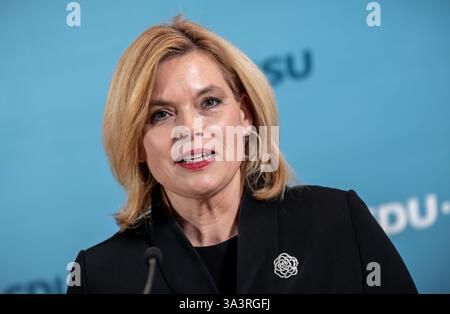 Berlin, Allemagne. 17 mars 2025. Julia Klöckner, CDU, intervient après la réunion du groupe parlementaire CDU/CSU. Klöckner sera proposé comme nouveau président du Bundestag lors de la session constituante du Bundestag. Crédit : Michael Kappeler/dpa/Alamy Live News Banque D'Images