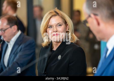 Berlin, Allemagne. 17 mars 2025. Julia Klöckner, CDU, intervient après la réunion du groupe parlementaire de la CDU/CSU. Klöckner sera proposé comme nouveau président du Bundestag lors de la session constituante du Bundestag. Crédit : Michael Kappeler/dpa/Alamy Live News Banque D'Images