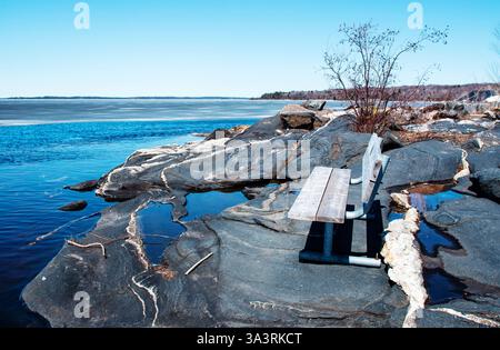 Assis sur le Silbow Rock à Parry Sound, en Ontario, et regardant la couverture de glace de la baie Georgienne fondre au début du printemps Banque D'Images