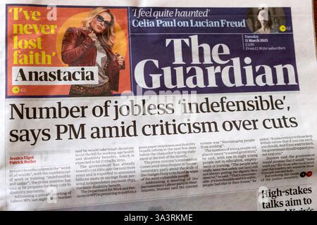 "Nombre de chômeurs "indéfendables", dit le premier ministre (Keir Starmer) au milieu des critiques sur les compressions", titre du journal Guardian 11 mars 2025 Londres Royaume-Uni Banque D'Images
