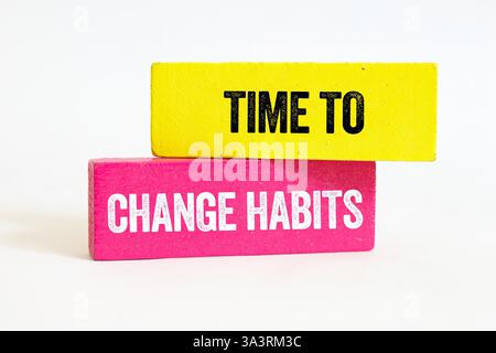 Il est temps de changer le message d'habitudes écrit sur des blocs de bois sur fond blanc. Symbole du temps conceptuel pour changer les habitudes. Copier l'espace. Banque D'Images