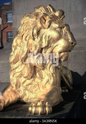 Statue de lion sur le mémorial du roi George III, sur la promenade de Weymouth, Angleterre. Banque D'Images