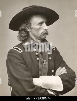 George Armstrong Custer, major-général de l'armée américaine, tué au combat à la bataille de Little Bighorn. Photographié ici dans un portrait des années 1860. George Armstrong Custer (5 décembre 1839 - 25 juin 1876) est un officier de l'armée des États-Unis et commandant de cavalerie pendant la guerre de Sécession et les guerres amérindiennes. Banque D'Images