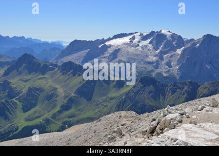 Magnifique vue panoramique sur la montagne ensoleillée du pic Sella Piz Boe au glacier de la Marmolata. Tyrol du Sud, Dolomites (Dolomiti), Italie Banque D'Images