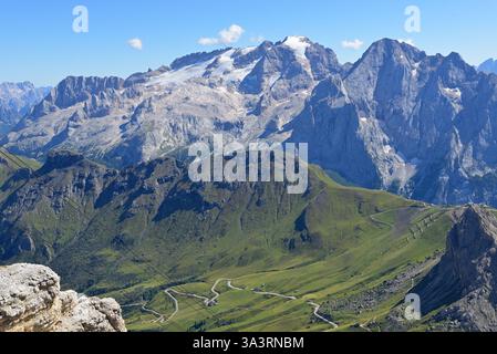 Marmolada avec glacier contre ciel bleu. Vue panoramique de la montagne Sella de majestueux terrain de montagne, vallées alpines avec des prairies verdoyantes. Banque D'Images