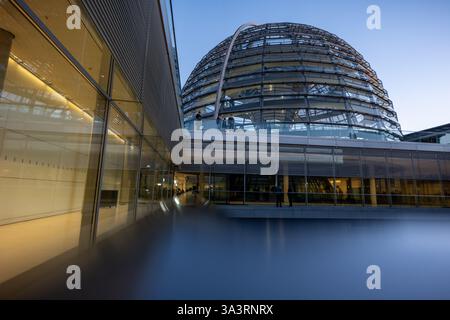Berlin, Allemagne. 17 mars 2025. Vue du dôme du Bundestag avant la dernière session de la 20e législature. Le vote décisif sur le paquet financier CDU/CSU et SPD est prévu pour une session extraordinaire du Bundestag. Crédit : Michael Kappeler/dpa/Alamy Live News Banque D'Images