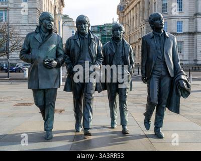 Sculpture des statues des Beatles par Anthony Edwards, Pier Head, Liverpool, Angleterre, Royaume-Uni Banque D'Images