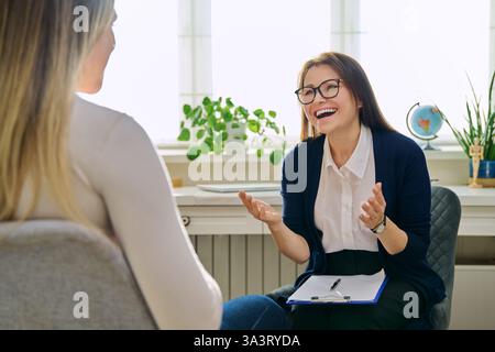 Psychothérapeute féminine, psychologue travaillant avec une jeune femme Banque D'Images