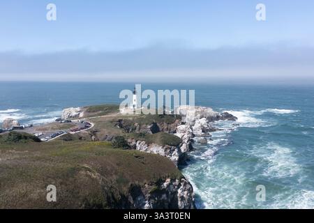 Photo drone du phare de Yaquina Head sur la côte centrale de l'Oregon. Banque D'Images