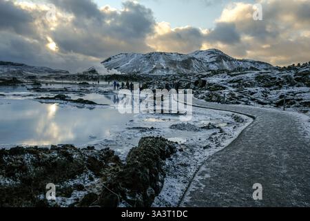 Paysage du chemin menant au Blue Lagoon Spa montrant les champs de lave environnants et les étangs d'eau chaude un sous-produit de la centrale électrique de Svartsengi Banque D'Images