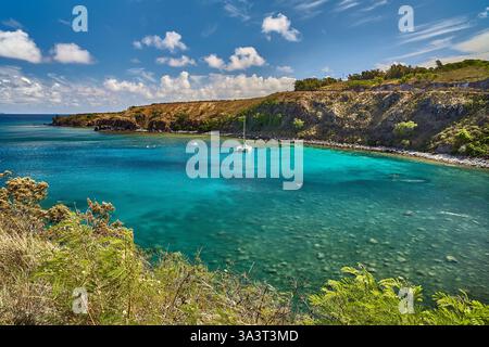 Scène côtière avec de l'eau turquoise et des nuages Banque D'Images
