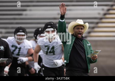 Sacramento, Californie, États-Unis. 17 mars 2025. L'entraîneur de football Brennan Marion dirige l'équipe lors d'un entraînement de printemps à l'Université d'État de Sacramento le lundi 17 mars 2025, à Sacramento. (Crédit image : © Paul Kitagaki Jr./ZUMA Press Wire) USAGE ÉDITORIAL SEULEMENT! Non destiné à UN USAGE commercial ! Banque D'Images