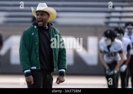 Sacramento, Californie, États-Unis. 17 mars 2025. L'entraîneur de football Brennan Marion dirige l'équipe lors d'un entraînement de printemps à l'Université d'État de Sacramento le lundi 17 mars 2025, à Sacramento. (Crédit image : © Paul Kitagaki Jr./ZUMA Press Wire) USAGE ÉDITORIAL SEULEMENT! Non destiné à UN USAGE commercial ! Banque D'Images