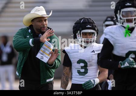 Sacramento, Californie, États-Unis. 17 mars 2025. L'entraîneur de football Brennan Marion dirige l'équipe lors d'un entraînement de printemps à l'Université d'État de Sacramento le lundi 17 mars 2025, à Sacramento. (Crédit image : © Paul Kitagaki Jr./ZUMA Press Wire) USAGE ÉDITORIAL SEULEMENT! Non destiné à UN USAGE commercial ! Banque D'Images