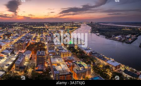 Ancienne architecture de ville historique dans le sud des États-Unis. Vue d'en haut des rues illuminées de Savannah, Géorgie la nuit Banque D'Images