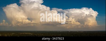 Tempête tropicale en Floride. Nuages orageux se formant lors d'un orage violent sur le ciel sombre. Déplacement et changement du temps de paysage nuageux Banque D'Images