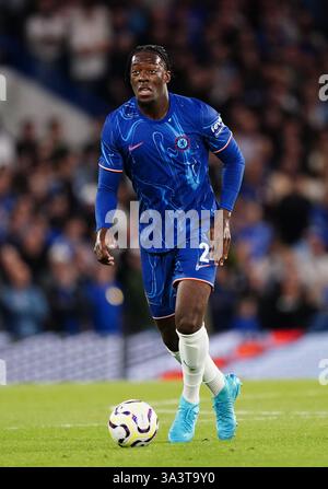 Photo du dossier datée du 22-08-2024 de Axel Disasi de Chelsea. L’entraîneur de Chelsea a dit aux joueurs qu’ils devaient commencer à mieux utiliser les coups francs et les virages, selon le défenseur Axel Disasi. Date d'émission : vendredi 8 novembre 2024. Banque D'Images