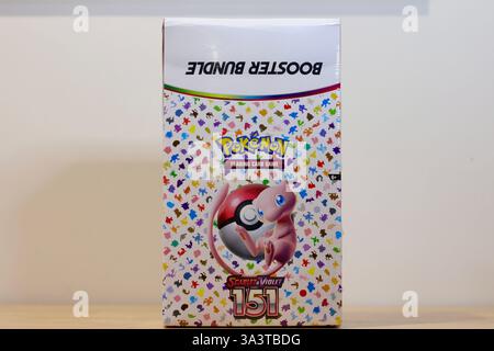 Barcelone, Espagne - 11 mars 2025 : Pokemon TCG Scarlet et Violet 151 Booster Bundle Box avec Mew Banque D'Images
