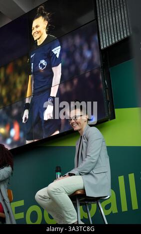 L'ancienne arbitre de football Rebecca Welch lors de sa cérémonie d'intronisation au Hall of Fame au National Football Museum de Londres. Date de la photo : mardi 12 novembre 2024. Banque D'Images