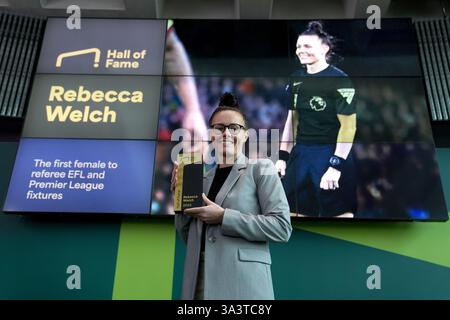 L'ancienne arbitre de football Rebecca Welch pose avec son prix lors de sa cérémonie d'intronisation au Hall of Fame au National Football Museum de Londres. Date de la photo : mardi 12 novembre 2024. Banque D'Images