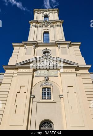 Potsdam, Allemagne. 17 mars 2025. La tour reconstruite de l'église de garnison de Breite Straße à Potsdam. Un dôme de tour de 30 mètres de haut en bois, cuivre et acier inoxydable doit être préfabriqué puis mis en place. La tour et le dôme devraient être achevés d'ici l'été 2027. Crédit : Jens Kalaene/dpa/Alamy Live News Banque D'Images