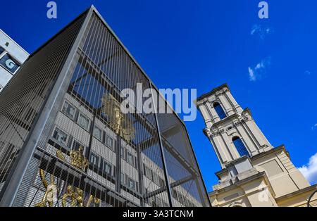 Potsdam, Allemagne. 17 mars 2025. La tour reconstruite de l'église de garnison de Breite Straße à Potsdam. Un dôme de tour de 30 mètres de haut en bois, cuivre et acier inoxydable doit être préfabriqué puis mis en place. La tour et le dôme devraient être achevés d'ici l'été 2027. Crédit : Jens Kalaene/dpa/Alamy Live News Banque D'Images