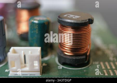 Composants électromagnétiques fabriqués à partir d'un élément en cuivre sur un circuit électronique. Banque D'Images