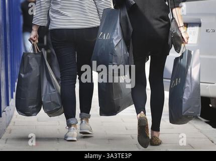 Photo de dossier datée du 15/09/14 des acheteurs dans le centre de Londres, car les acheteurs sont invités à être gentils avec le personnel de vente au détail et les autres clients lorsqu'ils font leurs achats ce Noël et à jouer leur rôle dans la création d'une expérience sûre et agréable. Le plaidoyer conjoint du Scottish Retail Consortium (SRC) et du syndicat Usdaw intervient alors que les chiffres montrent que les cas d’abus et de violence contre les personnes travaillant dans le service à la clientèle continuent de grimper. Date d'émission : vendredi 15 novembre 2024. Banque D'Images