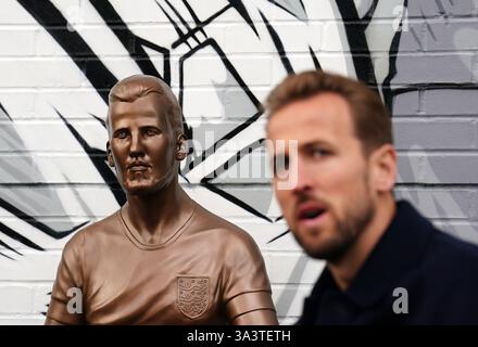 La statue de Harry Kane a été dévoilée au Peter May Centre, à Londres. Date de la photo : lundi 18 novembre 2024. Banque D'Images
