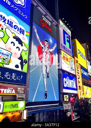 Vue sur la rivière Dotonbori la nuit avec des panneaux d'affichage éclairés et des néons à Osaka. Banque D'Images
