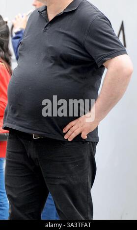 SOUS EMBARGO À 0001 MARDI 19 NOVEMBRE photo de fichier non datée d'un homme en surpoids. Près d'un quart des Britanniques prendraient des médicaments anti-obésité s'ils leur étaient donnés gratuitement sur le NHS, a révélé une enquête. Glucagon-like peptide-1 (GLP-1) agoniste sont une famille de médicaments qui aident à gérer la glycémie chez les patients atteints de diabète de type 2, mais ont également été trouvés pour aider les personnes obèses à perdre du poids. Date d'émission : mardi 19 novembre 2024. Banque D'Images