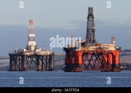 EMBARQUÉ À 0001 MARDI 19 NOVEMBRE photo datée du 15/02/16 d'une plate-forme pétrolière se tenant parmi d'autres plates-formes qui ont été laissées dans le Cromarty Firth près d'Invergordon dans les Highlands d'Écosse. Moins de travaux de démantèlement offshore ont été effectués l'année dernière malgré l'augmentation du montant global d'argent dépensé pour l'activité, a déclaré l'industrie. Offshore Energy UK (OEUK) a déclaré que 1,7 milliards de livres sterling avaient été dépensés pour le déclassement du plateau continental britannique en 2023, en légère hausse par rapport à l’année précédente. Le rapport annuel de déclassement offshore d'OEUK a indiqué que seulement 126 puits ont été déclassés en 2023, Banque D'Images