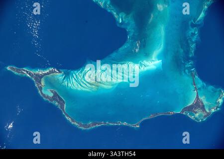 ISS - 28 février 2025 - Eleuthera, un État insulaire qui fait partie de l'archipel des Bahamas, est photographié dans l'océan Atlantique dans l'International Banque D'Images