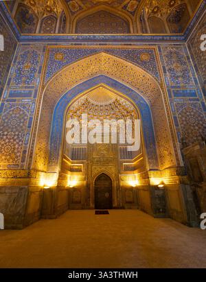 Intérieur doré orné de la mosquée Tilya Kori et de la Madrasah créé par des mosaïques de tuiles. Situé dans Registan Square, Samarkand, Ouzbékistan. Banque D'Images