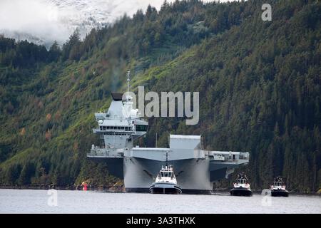 Le porte-avions de la Royal Navy HMS Prince of Wales arrive à Glenmallen sur le Loch long, à Argyll et Bute, avant l'ammunitioning, les procès et les activités liées à la défense. Date de la photo : vendredi 22 novembre 2024. Banque D'Images