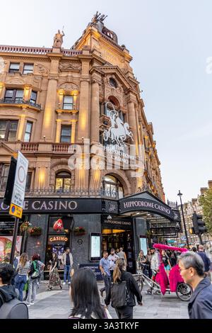 Londres, Royaume-Uni- 19 septembre 2024 : Hippodrome Casino à Leicester Square façade ornée avec éclairage doré dans le West End de Londres. Banque D'Images