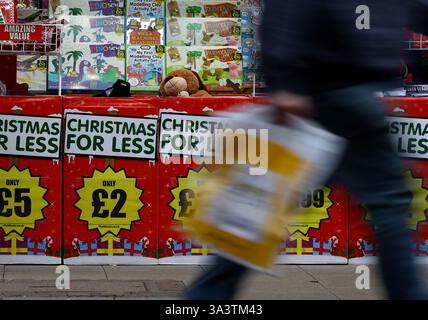 EMBARGO SUR 0001 MARDI 26 NOVEMBRE photo datée du 19/12/15 d'une rue animée de Canterbury High Street dans le Kent, alors qu'une série de 17 mois de baisse de l'inflation dans les magasins s'est terminée en novembre, au milieu d'avertissements selon lesquels la hausse des coûts pour les détaillants entraînera « inévitablement » une hausse des prix pour les consommateurs. Globalement, les prix en magasin sont maintenant 0,6% moins chers qu'il y a un an, mais ont augmenté par rapport à octobre 0,8% moins cher qu'un an plus tôt - la première fois en 17 mois que l'inflation a été plus élevée que le mois précédent, selon le British Retail Consortium (BRC)-NielsenIQ Shop Price Index. Date d'émission : mardi 26 novembre 2024. Banque D'Images
