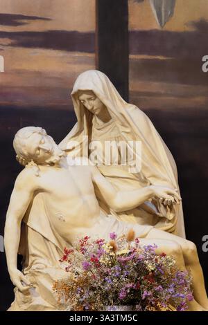 Paris, FRANCE - 08–2024 : Statue du Pietà. Bienheureuse Vierge Marie tenant le corps de Jésus-Christ après sa déposition de la Croix. Banque D'Images