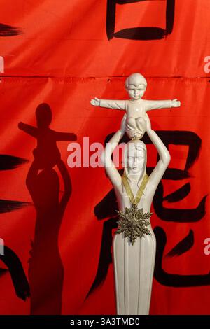 Paris, FRANCE - 08–2024 : Statue de la Vierge et enfant de Sheshan (sanctuaire marial chinois). Banque D'Images