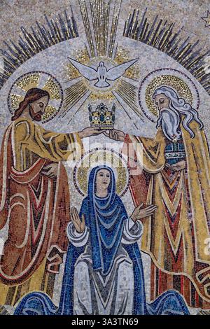 Paris, FRANCE - 08–2024 : mosaïque du couronnement de la Vierge Marie, mère de Dieu, au ciel par la Sainte Trinité. Banque D'Images