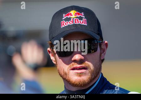 Daytona Beach, Floride, États-Unis. 13 février 2011. DAYTONA BEACH, FL - 13 février 2011 : Brian Vickers (83 ans) attend de se qualifier pour la course Daytona 500 au Daytona International Speedway à Daytona Beach, FL. (Crédit image : © Walter G. Arce Sr./ASP via ZUMA Press Wire) USAGE ÉDITORIAL SEULEMENT! Non destiné à UN USAGE commercial ! Banque D'Images