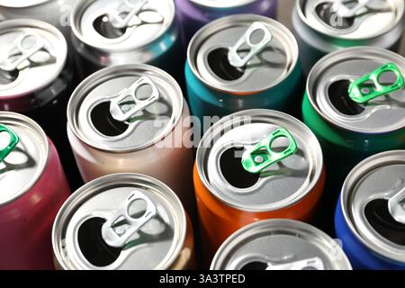 Beaucoup de canettes en aluminium de boisson comme arrière-plan, gros plan Banque D'Images