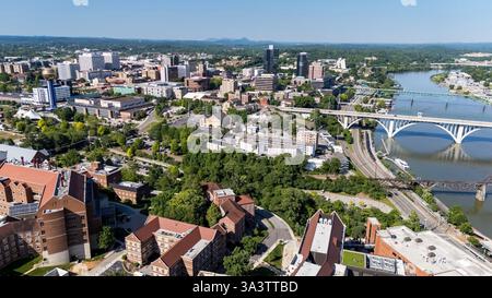 Knoxville, TN, États-Unis. 12 mai 2024. Une vue aérienne de Knoxville, Tennessee, révèle un paysage urbain dynamique avec un mélange de bâtiments historiques et modernes, la rivière Tennessee serpentant à travers le centre-ville, des parcs verdoyants et les lointaines Smoky Mountains encadrant l'horizon. (Crédit image : © Walter G. Arce Sr./ASP via ZUMA Press Wire) USAGE ÉDITORIAL SEULEMENT! Non destiné à UN USAGE commercial ! Banque D'Images