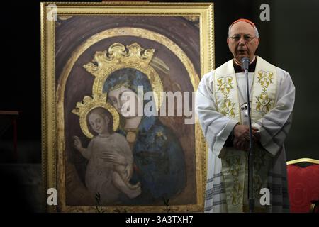 Cité du Vatican, Italie. 17 mars 2025. Cité du Vatican, Italie 17.03.2025, Cardinal Dominique Mamberti, Préfet du Tribunal suprême de la signature apostolique. Dirige la prière du Saint Rosaire pour le pape François sur la place devant la basilique de Pierre crédit : Agence photo indépendante/Alamy Live News Banque D'Images