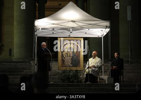 Cité du Vatican, Italie. 17 mars 2025. Cité du Vatican, Italie 17.03.2025, Cardinal Dominique Mamberti, Préfet du Tribunal suprême de la signature apostolique. Dirige la prière du Saint Rosaire pour le pape François sur la place devant la basilique de Pierre crédit : Agence photo indépendante/Alamy Live News Banque D'Images