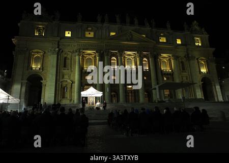 Cité du Vatican, Italie. 17 mars 2025. Cité du Vatican, Italie 17.03.2025, Cardinal Dominique Mamberti, Préfet du Tribunal suprême de la signature apostolique. Dirige la prière du Saint Rosaire pour le pape François sur la place devant la basilique de Pierre crédit : Agence photo indépendante/Alamy Live News Banque D'Images